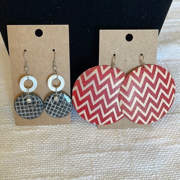 💐5/25 2 pair large round bold metal red glitter chevron mother of pearl dangle - Picture 1 of 10